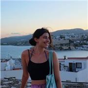 Profesora de inglés imparte clases a alumnos de Educación Primaria